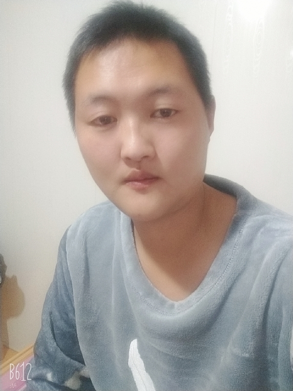 烟圈里透着伤的第二张照片--古田相亲网